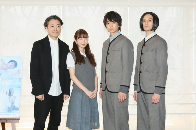 写真左から　白井晃(演出)、岡本夏美、伊藤健太郎、栗原類