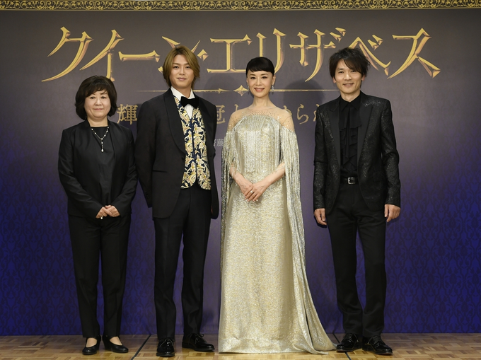 写真左から　宮田慶子(演出)、髙木雄也、大地真央、長野博
