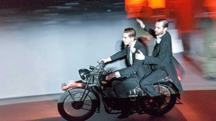 客席を囲む回廊舞台ではバイクが走り回ることも可能(オランダ舞台写真)